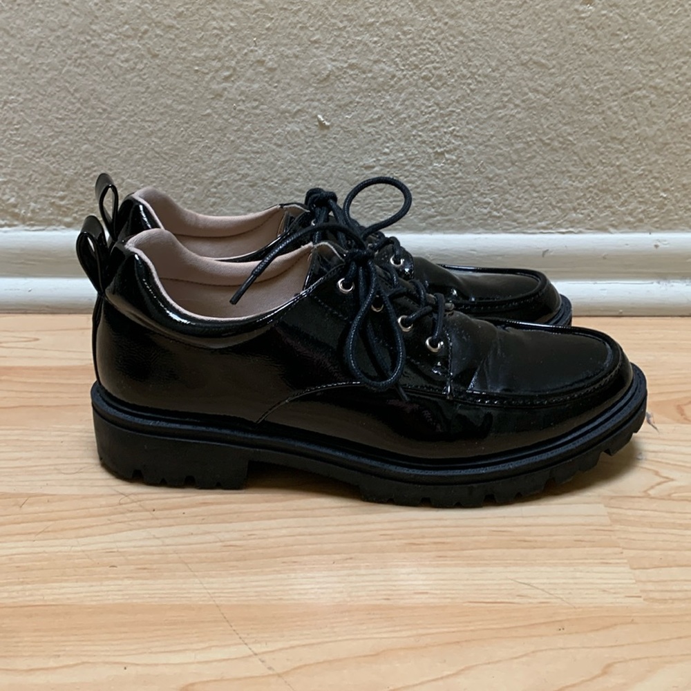 Journee Collection Zina Oxford Black Patent Leather Size 8 comes with the box